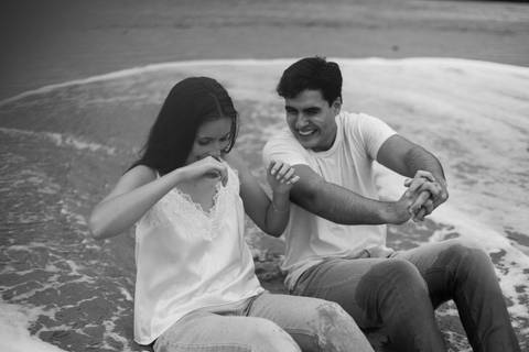 As melhores ideias e inspirações criativas de fotos de ensaio pré casamento registradas por fotógrafos profissionais de eventos da empresa Criativus Foto e Vídeo na Praia das Conchas, Guarujá '