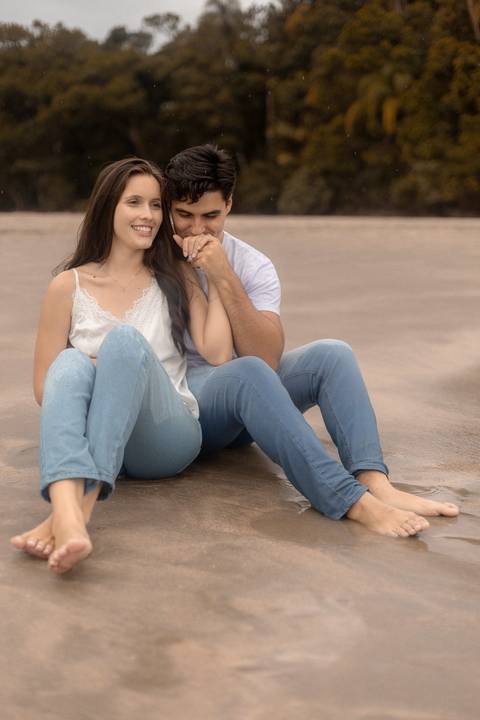 As melhores ideias e inspirações criativas de fotos de ensaio pré casamento registradas por fotógrafos profissionais de eventos da empresa Criativus Foto e Vídeo na Praia das Conchas, Guarujá '
