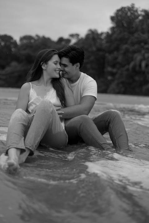 As melhores ideias e inspirações criativas de fotos de ensaio pré casamento registradas por fotógrafos profissionais de eventos da empresa Criativus Foto e Vídeo na Praia das Conchas, Guarujá '