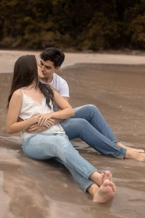 As melhores ideias e inspirações criativas de fotos de ensaio pré casamento registradas por fotógrafos profissionais de eventos da empresa Criativus Foto e Vídeo na Praia das Conchas, Guarujá '
