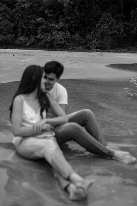 As melhores ideias e inspirações criativas de fotos de ensaio pré casamento registradas por fotógrafos profissionais de eventos da empresa Criativus Foto e Vídeo na Praia das Conchas, Guarujá '