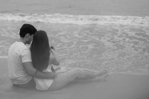 As melhores ideias e inspirações criativas de fotos de ensaio pré casamento registradas por fotógrafos profissionais de eventos da empresa Criativus Foto e Vídeo na Praia das Conchas, Guarujá '