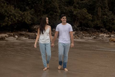 As melhores ideias e inspirações criativas de fotos de ensaio pré casamento registradas por fotógrafos profissionais de eventos da empresa Criativus Foto e Vídeo na Praia das Conchas, Guarujá '