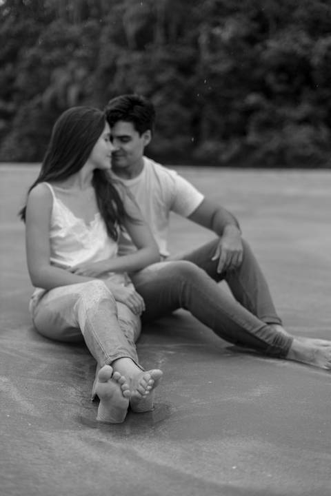 As melhores ideias e inspirações criativas de fotos de ensaio pré casamento registradas por fotógrafos profissionais de eventos da empresa Criativus Foto e Vídeo na Praia das Conchas, Guarujá '