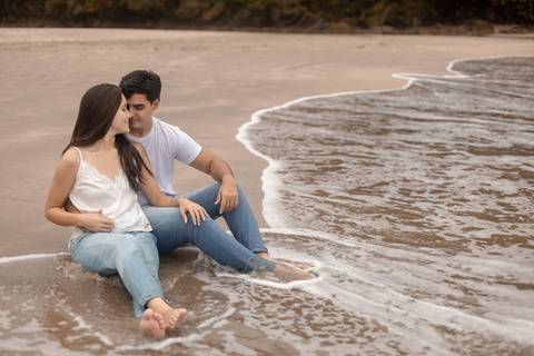 As melhores ideias e inspirações criativas de fotos de ensaio pré casamento registradas por fotógrafos profissionais de eventos da empresa Criativus Foto e Vídeo na Praia das Conchas, Guarujá '