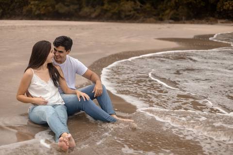 As melhores ideias e inspirações criativas de fotos de ensaio pré casamento registradas por fotógrafos profissionais de eventos da empresa Criativus Foto e Vídeo na Praia das Conchas, Guarujá '