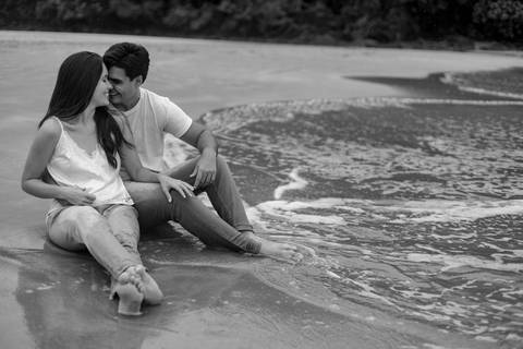 As melhores ideias e inspirações criativas de fotos de ensaio pré casamento registradas por fotógrafos profissionais de eventos da empresa Criativus Foto e Vídeo na Praia das Conchas, Guarujá '