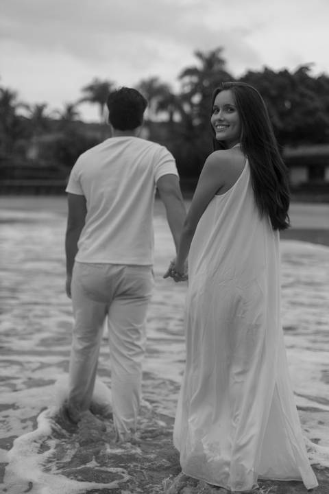 As melhores ideias e inspirações criativas de fotos de ensaio pré casamento registradas por fotógrafos profissionais de eventos da empresa Criativus Foto e Vídeo na Praia das Conchas, Guarujá '