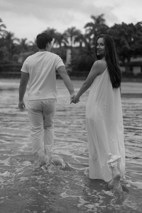 As melhores ideias e inspirações criativas de fotos de ensaio pré casamento registradas por fotógrafos profissionais de eventos da empresa Criativus Foto e Vídeo na Praia das Conchas, Guarujá '