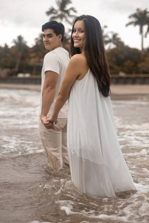 As melhores ideias e inspirações criativas de fotos de ensaio pré casamento registradas por fotógrafos profissionais de eventos da empresa Criativus Foto e Vídeo na Praia das Conchas, Guarujá '