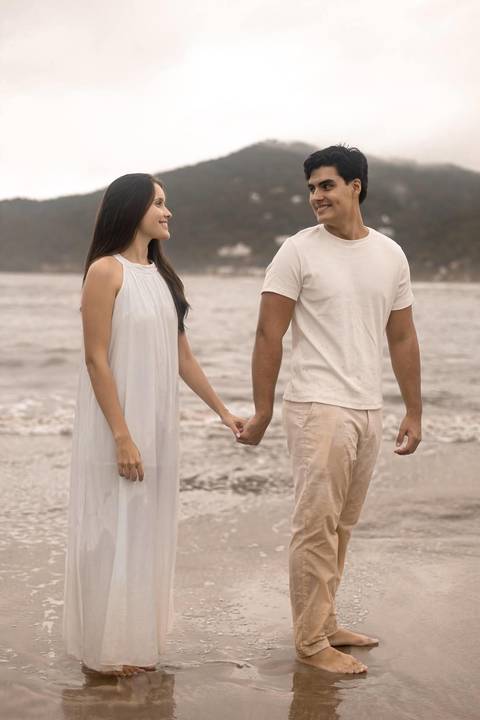 As melhores ideias e inspirações criativas de fotos de ensaio pré casamento registradas por fotógrafos profissionais de eventos da empresa Criativus Foto e Vídeo na Praia das Conchas, Guarujá '