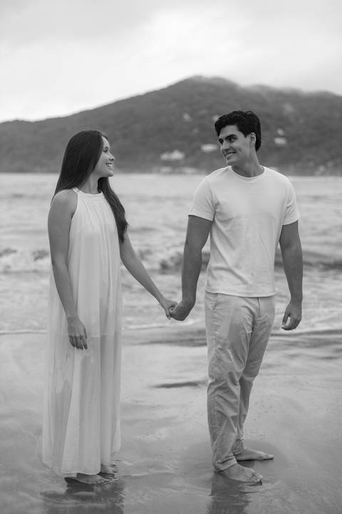 As melhores ideias e inspirações criativas de fotos de ensaio pré casamento registradas por fotógrafos profissionais de eventos da empresa Criativus Foto e Vídeo na Praia das Conchas, Guarujá '