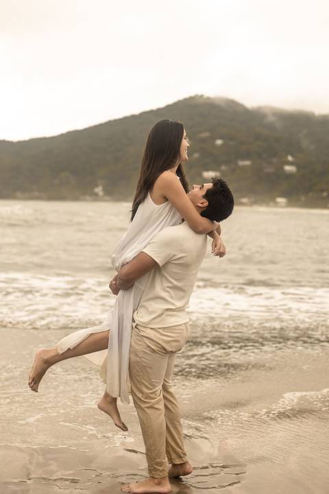 As melhores ideias e inspirações criativas de fotos de ensaio pré casamento registradas por fotógrafos profissionais de eventos da empresa Criativus Foto e Vídeo na Praia das Conchas, Guarujá '