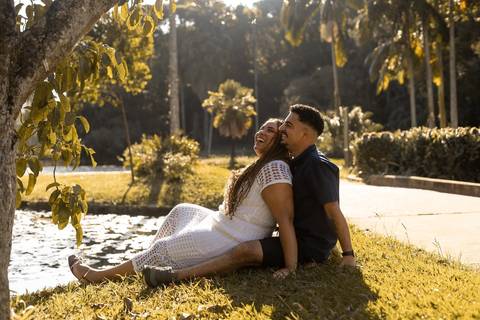 As melhores ideias e inspirações criativas de fotos de ensaio pré casamento registradas por fotógrafos profissionais de eventos da empresa Criativus Foto e Vídeo no Jardim Botânico de São Paulo'