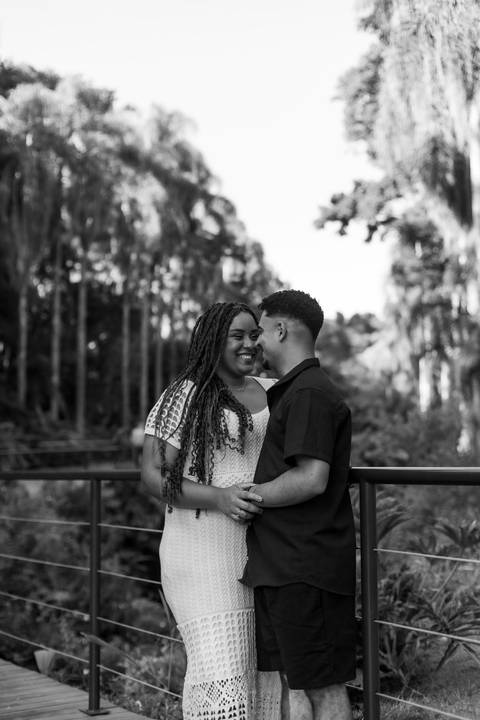 As melhores ideias e inspirações criativas de fotos de ensaio pré casamento registradas por fotógrafos profissionais de eventos da empresa Criativus Foto e Vídeo no Jardim Botânico de São Paulo'