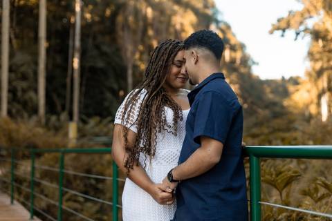 As melhores ideias e inspirações criativas de fotos de ensaio pré casamento registradas por fotógrafos profissionais de eventos da empresa Criativus Foto e Vídeo no Jardim Botânico de São Paulo'