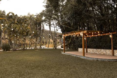 As melhores ideias e inspirações criativas de fotos de casamento registradas por fotógrafos profissionais de eventos da empresa Criativus Foto e Vídeo no Sítio Mon Chalé'