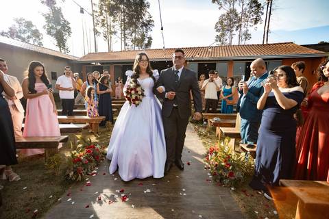 As melhores ideias e inspirações criativas de fotos de casamento registradas por fotógrafos profissionais de eventos da empresa Criativus Foto e Vídeo na Chácara Mirante do Valle'