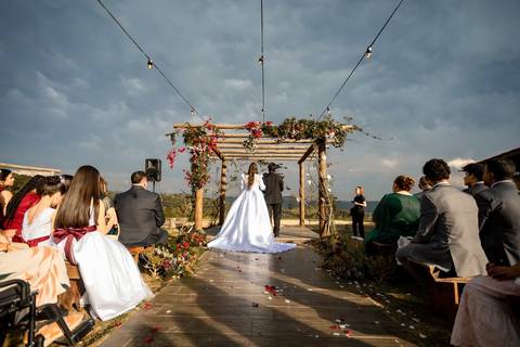 As melhores ideias e inspirações criativas de fotos de casamento registradas por fotógrafos profissionais de eventos da empresa Criativus Foto e Vídeo na Chácara Mirante do Valle'