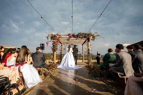 As melhores ideias e inspirações criativas de fotos de casamento registradas por fotógrafos profissionais de eventos da empresa Criativus Foto e Vídeo na Chácara Mirante do Valle'