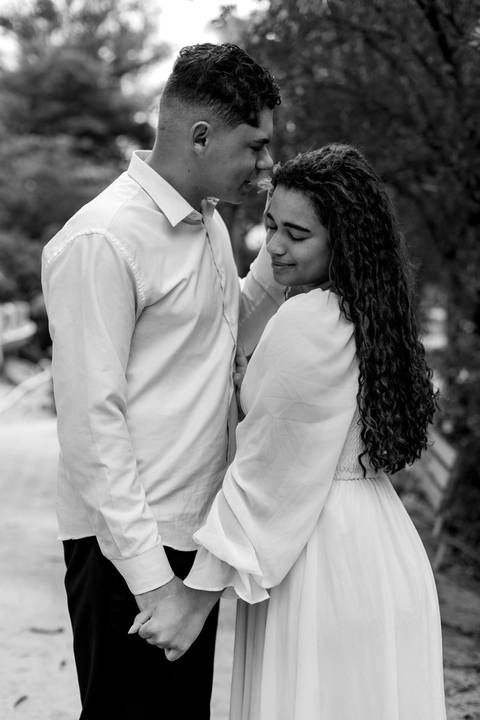 As melhores ideias e inspirações criativas de fotos de ensaio pré casamento registradas por fotógrafos profissionais de eventos da empresa Criativus Foto e Vídeo no Parque de Barueri - SP'