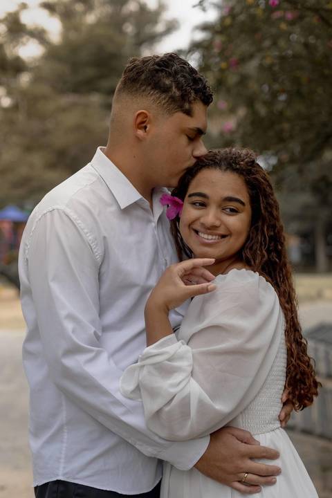 As melhores ideias e inspirações criativas de fotos de ensaio pré casamento registradas por fotógrafos profissionais de eventos da empresa Criativus Foto e Vídeo no Parque de Barueri - SP'