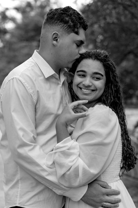 As melhores ideias e inspirações criativas de fotos de ensaio pré casamento registradas por fotógrafos profissionais de eventos da empresa Criativus Foto e Vídeo no Parque de Barueri - SP'
