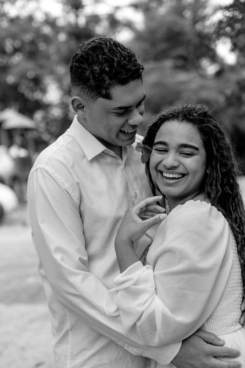 As melhores ideias e inspirações criativas de fotos de ensaio pré casamento registradas por fotógrafos profissionais de eventos da empresa Criativus Foto e Vídeo no Parque de Barueri - SP'