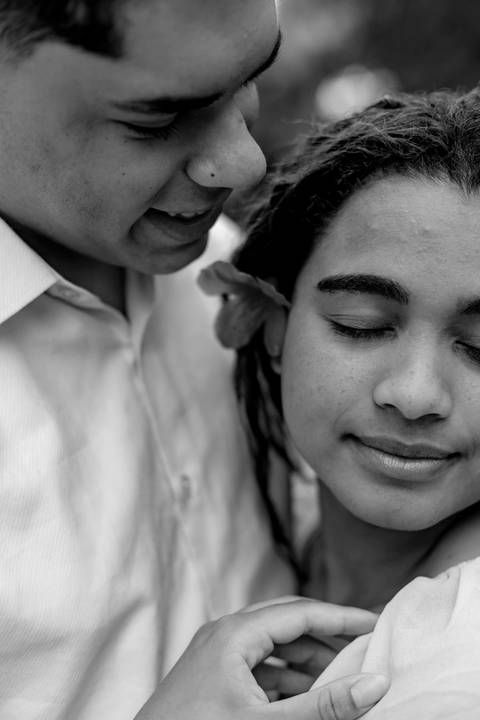 As melhores ideias e inspirações criativas de fotos de ensaio pré casamento registradas por fotógrafos profissionais de eventos da empresa Criativus Foto e Vídeo no Parque de Barueri - SP'
