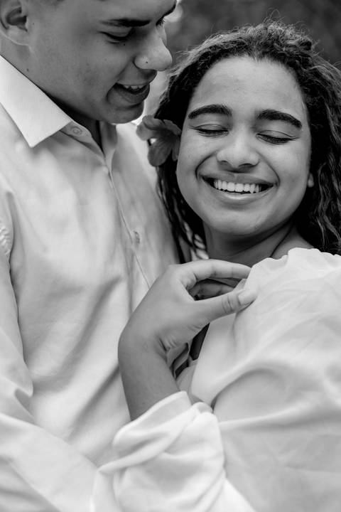 As melhores ideias e inspirações criativas de fotos de ensaio pré casamento registradas por fotógrafos profissionais de eventos da empresa Criativus Foto e Vídeo no Parque de Barueri - SP'