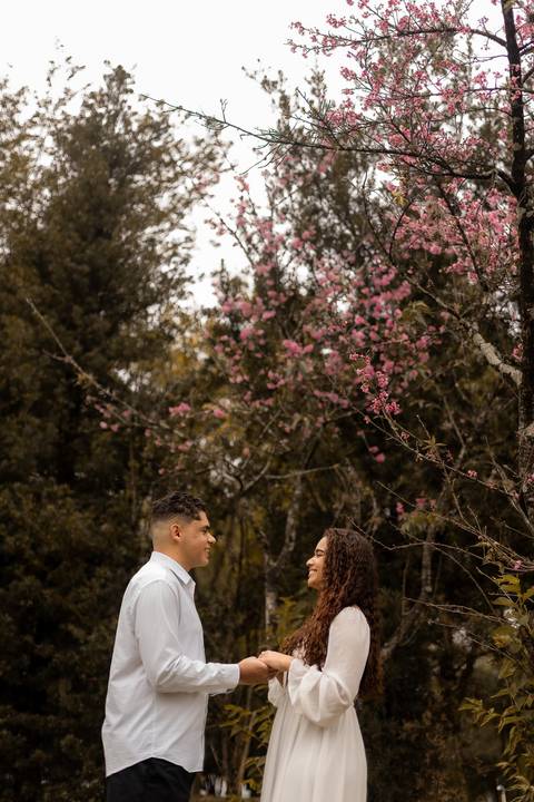 As melhores ideias e inspirações criativas de fotos de ensaio pré casamento registradas por fotógrafos profissionais de eventos da empresa Criativus Foto e Vídeo no Parque de Barueri - SP'
