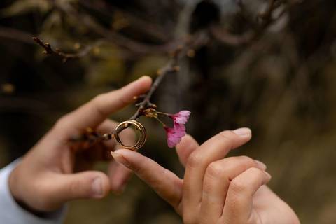 As melhores ideias e inspirações criativas de fotos de ensaio pré casamento registradas por fotógrafos profissionais de eventos da empresa Criativus Foto e Vídeo no Parque de Barueri - SP'
