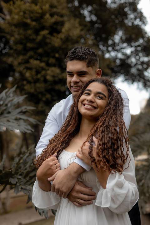 As melhores ideias e inspirações criativas de fotos de ensaio pré casamento registradas por fotógrafos profissionais de eventos da empresa Criativus Foto e Vídeo no Parque de Barueri - SP'