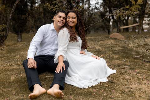 As melhores ideias e inspirações criativas de fotos de ensaio pré casamento registradas por fotógrafos profissionais de eventos da empresa Criativus Foto e Vídeo no Parque de Barueri - SP'