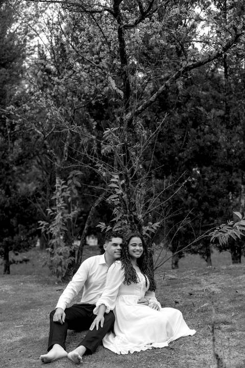 As melhores ideias e inspirações criativas de fotos de ensaio pré casamento registradas por fotógrafos profissionais de eventos da empresa Criativus Foto e Vídeo no Parque de Barueri - SP'