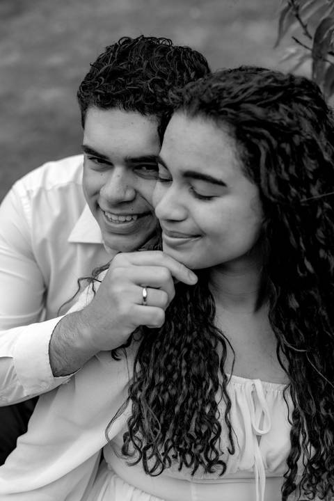 As melhores ideias e inspirações criativas de fotos de ensaio pré casamento registradas por fotógrafos profissionais de eventos da empresa Criativus Foto e Vídeo no Parque de Barueri - SP'