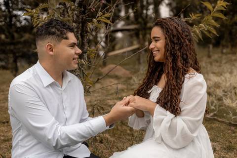 As melhores ideias e inspirações criativas de fotos de ensaio pré casamento registradas por fotógrafos profissionais de eventos da empresa Criativus Foto e Vídeo no Parque de Barueri - SP'