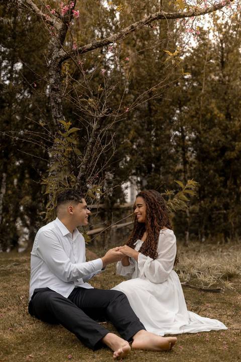 As melhores ideias e inspirações criativas de fotos de ensaio pré casamento registradas por fotógrafos profissionais de eventos da empresa Criativus Foto e Vídeo no Parque de Barueri - SP'