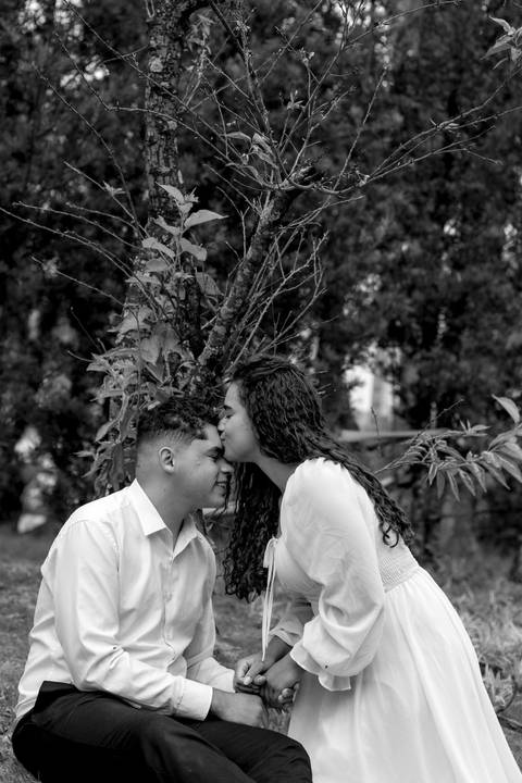 As melhores ideias e inspirações criativas de fotos de ensaio pré casamento registradas por fotógrafos profissionais de eventos da empresa Criativus Foto e Vídeo no Parque de Barueri - SP'