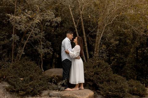 As melhores ideias e inspirações criativas de fotos de ensaio pré casamento registradas por fotógrafos profissionais de eventos da empresa Criativus Foto e Vídeo no Parque de Barueri - SP'
