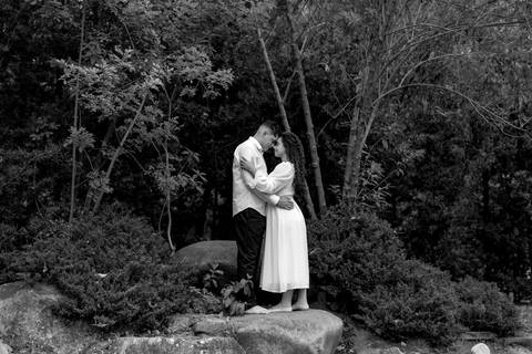 As melhores ideias e inspirações criativas de fotos de ensaio pré casamento registradas por fotógrafos profissionais de eventos da empresa Criativus Foto e Vídeo no Parque de Barueri - SP'