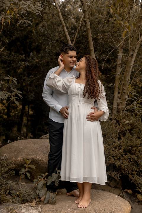 As melhores ideias e inspirações criativas de fotos de ensaio pré casamento registradas por fotógrafos profissionais de eventos da empresa Criativus Foto e Vídeo no Parque de Barueri - SP'