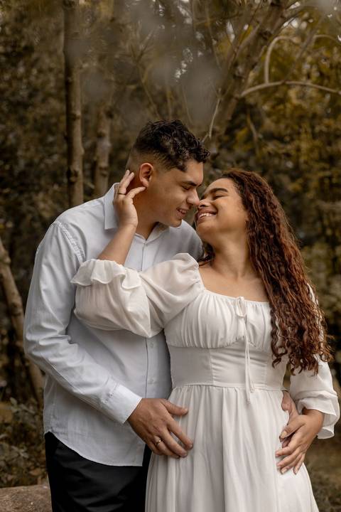 As melhores ideias e inspirações criativas de fotos de ensaio pré casamento registradas por fotógrafos profissionais de eventos da empresa Criativus Foto e Vídeo no Parque de Barueri - SP'