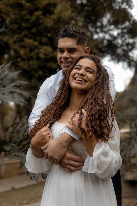 As melhores ideias e inspirações criativas de fotos de ensaio pré casamento registradas por fotógrafos profissionais de eventos da empresa Criativus Foto e Vídeo no Parque de Barueri - SP'
