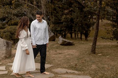 As melhores ideias e inspirações criativas de fotos de ensaio pré casamento registradas por fotógrafos profissionais de eventos da empresa Criativus Foto e Vídeo no Parque de Barueri - SP'