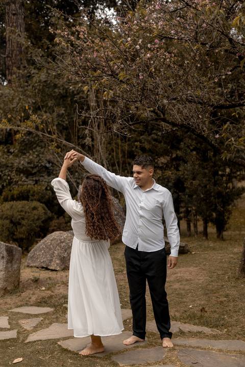 As melhores ideias e inspirações criativas de fotos de ensaio pré casamento registradas por fotógrafos profissionais de eventos da empresa Criativus Foto e Vídeo no Parque de Barueri - SP'