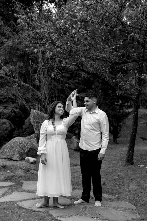 As melhores ideias e inspirações criativas de fotos de ensaio pré casamento registradas por fotógrafos profissionais de eventos da empresa Criativus Foto e Vídeo no Parque de Barueri - SP'