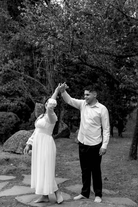 As melhores ideias e inspirações criativas de fotos de ensaio pré casamento registradas por fotógrafos profissionais de eventos da empresa Criativus Foto e Vídeo no Parque de Barueri - SP'