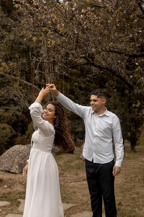 As melhores ideias e inspirações criativas de fotos de ensaio pré casamento registradas por fotógrafos profissionais de eventos da empresa Criativus Foto e Vídeo no Parque de Barueri - SP'