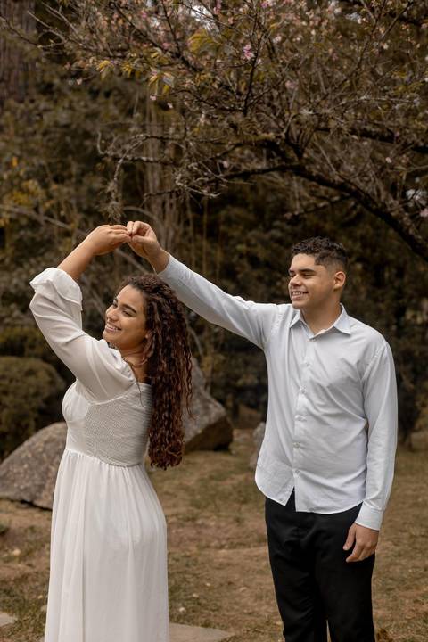 As melhores ideias e inspirações criativas de fotos de ensaio pré casamento registradas por fotógrafos profissionais de eventos da empresa Criativus Foto e Vídeo no Parque de Barueri - SP'